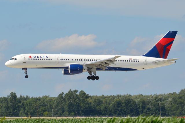 Boeing 757-200 (N651DL) - DAL2389 (SFO-DTW) diverted to LAN on 7/7/14 due to thunderstorms in Detroit.