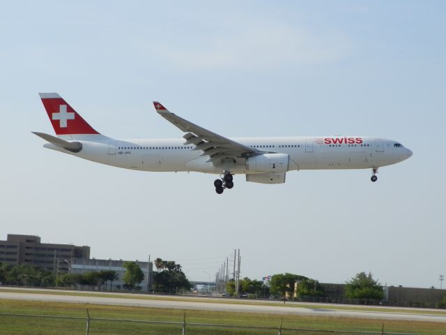Airbus A330-300 (HB-JHJ)