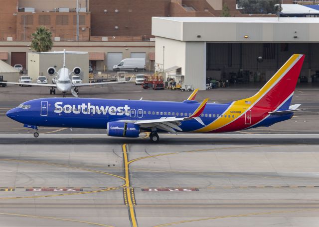 Boeing 737-800 (N8681M)