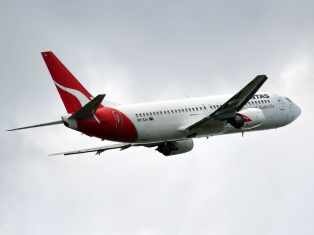BOEING 737-400 (VH-TJH) - Getting airborne off runway 23.