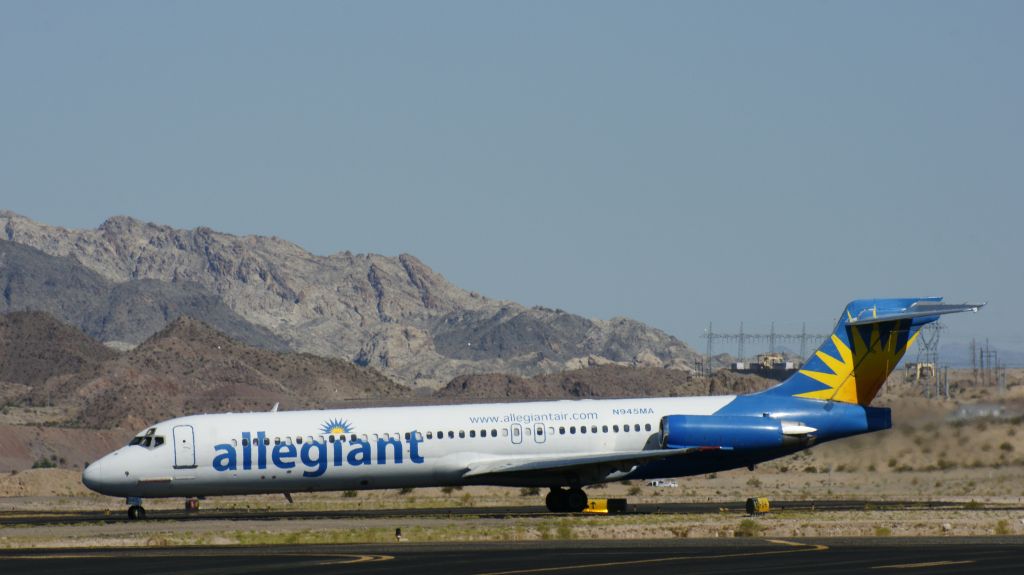 McDonnell Douglas MD-80 (N945MA)