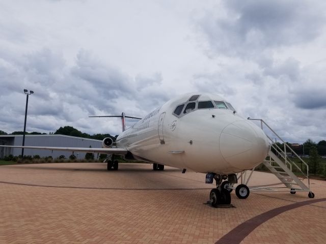 McDonnell Douglas DC-9-50 (N675MC)