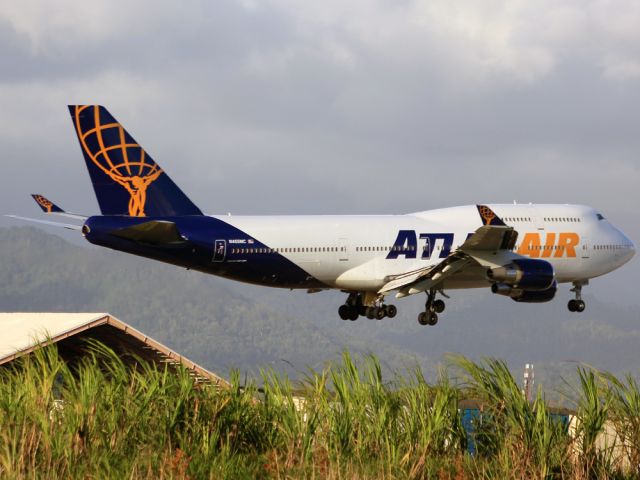 Boeing 747-400 (N465MC)