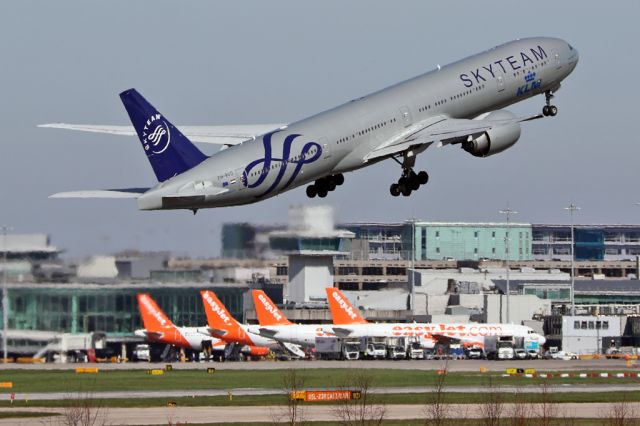 BOEING 777-300ER (PH-BVD) - Departing to Amsterdam after a visit to Air Livery for a respray.