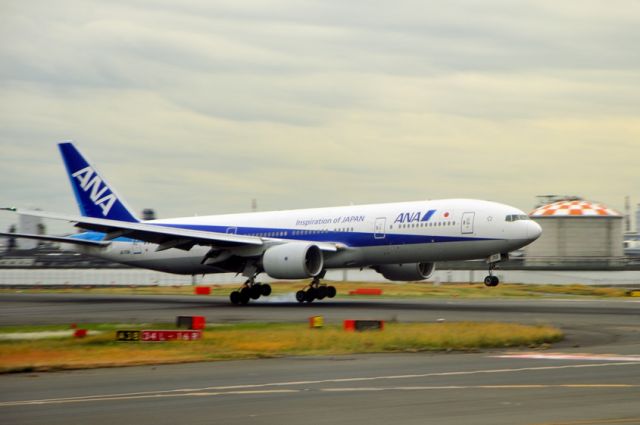 Boeing 777-200 (JA713A) - Landing, from my 787 window