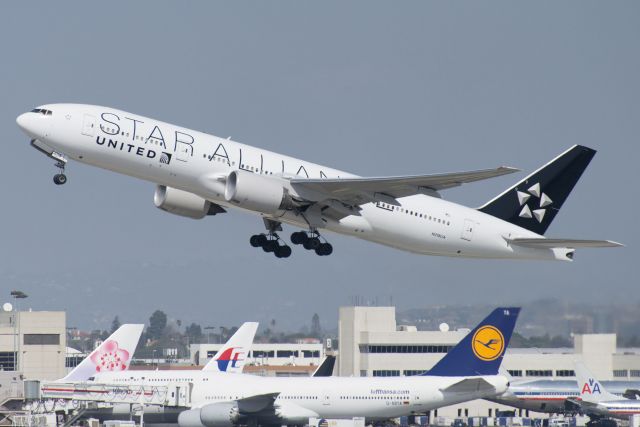 Boeing 777-200 (N218UA) - N218UA  Boeing  B777-222  Star Alliance  UAL  KLAX  20130304  4187