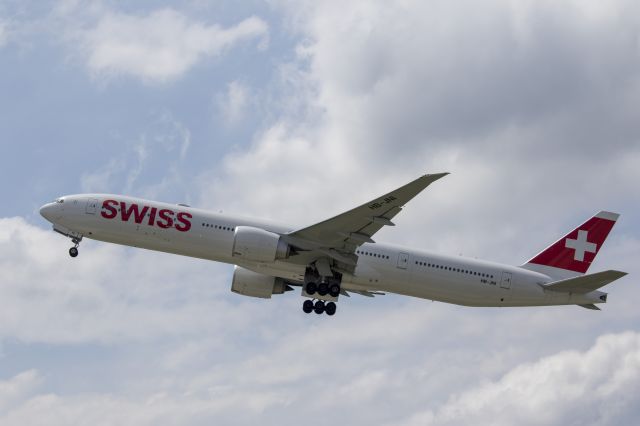 BOEING 777-300 (HB-JNI) - 31.5.18 LSZH-San Francisco (SFO)