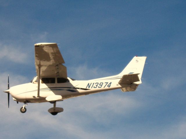 Cessna Skyhawk (N13974) - Landing on RWY 24