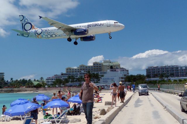 Airbus A320 (N569JB)