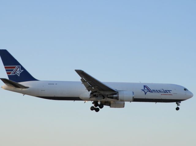 BOEING 767-300 (N316CM)