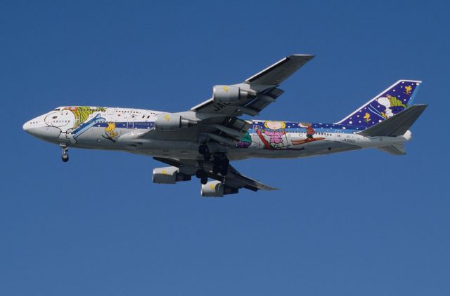 Boeing 747-400 (domestic, no winglets) (JA8965) - Final Approach to Tokyo-Haneda Intl Airport Rwy16L on 1998/01/21 " Skiing Snoopy c/s "