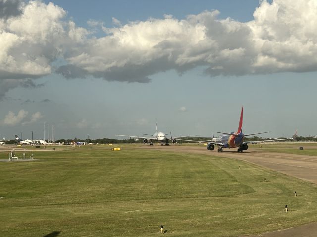 Boeing 777-200 (G-YMMU) - Stare down