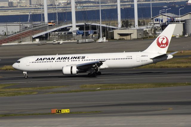 BOEING 767-300 (JA657J) - Landing at Haneda Intl Airport Rwy34L on 2012/11/16