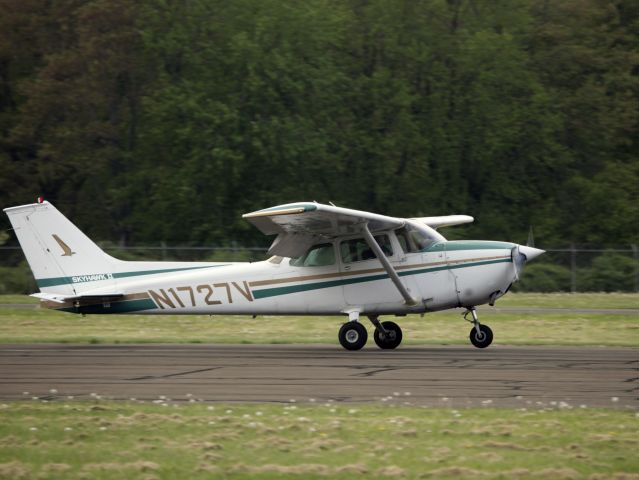 Cessna Skylane (N1727V) - Runway 08 at Danbury CT.