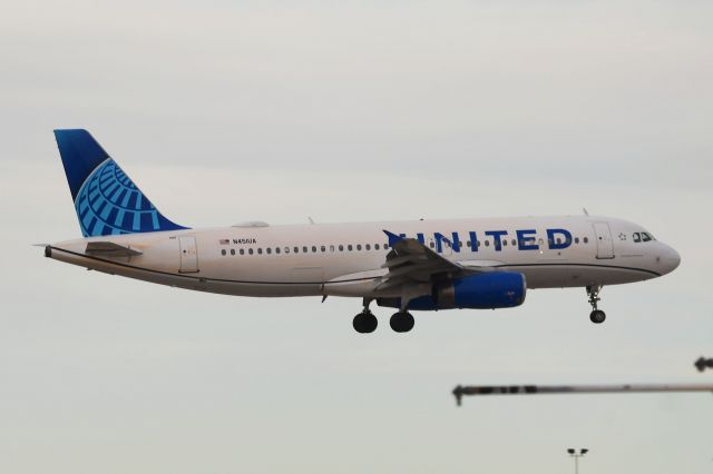 Airbus A320 (N451UA)