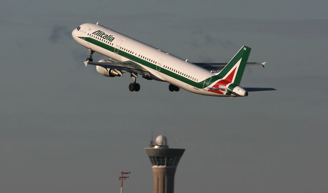 Airbus A321 (I-BIXK) - Décollage d un Airbus A321-112, de la compagnie Alitalia, de la piste 08L/26R de l aéroport  Roissy Charles De Gaulle (CDG-LFPG) vers Rome Fiumicino (FCO-LIRF).