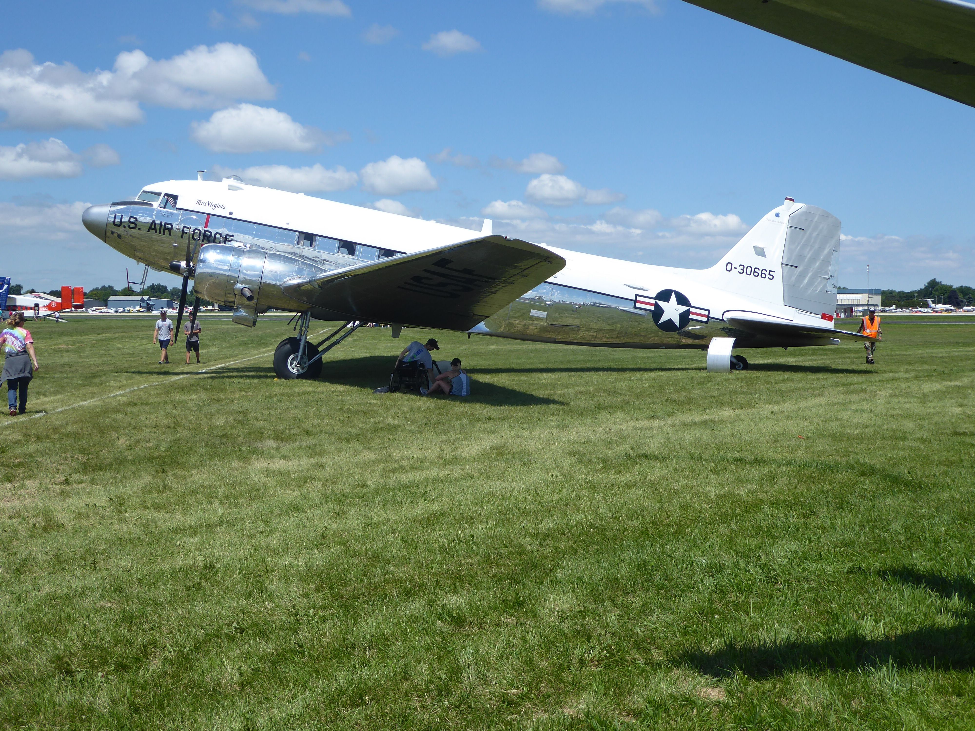 Douglas DC-3 (N47E)