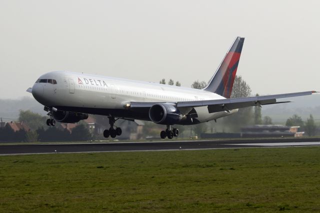 BOEING 767-300 (N152DL)