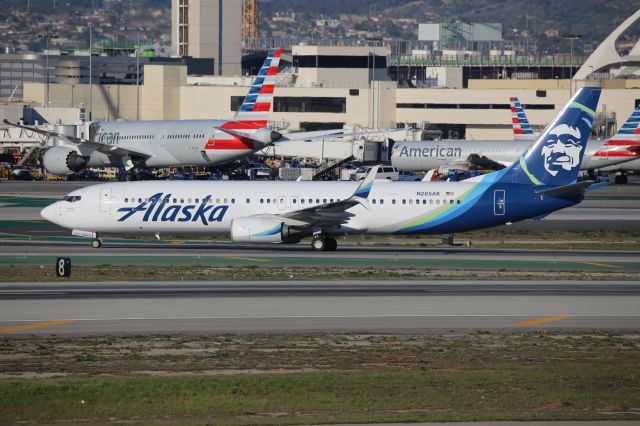 Boeing 737-900 (N285AK)