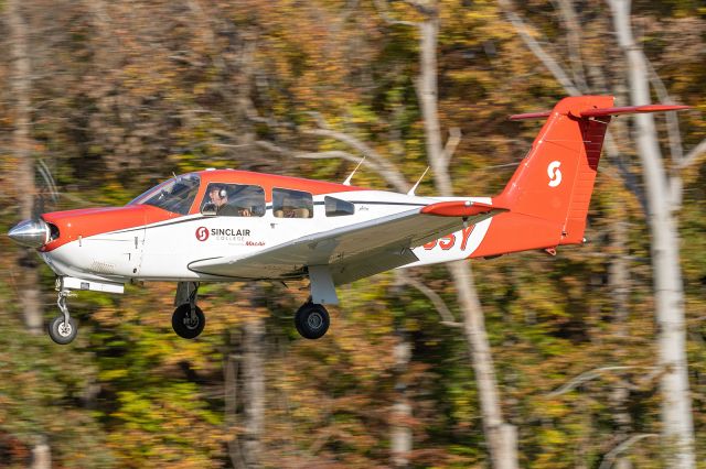 Piper Arrow 4 (N8395Y) - N8395Y on a short final to College Park Airport's runway 33 after a flight from Dayton 