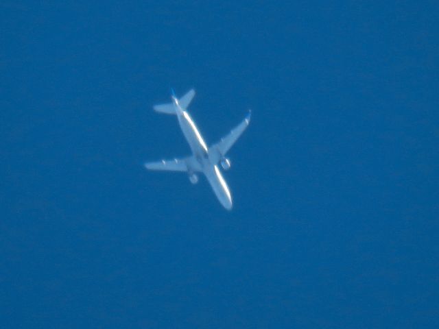 Embraer 175 (N117SY)