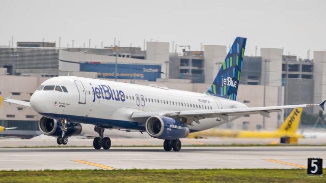 Airbus A320 (N597JB) - Jetblue A320 departing FLL on runway 28L