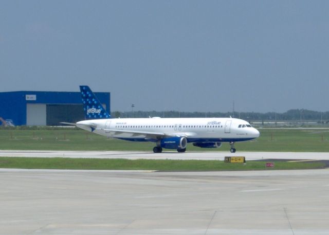 Airbus A320 (N569JB) - JetBlue A320 taxiing after pushing at Orlando.