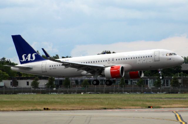 Airbus A320neo (SE-ROO) - On short finals for rwy 09L on 7-Jun-19 operating flight SAS1523 from ESSA.