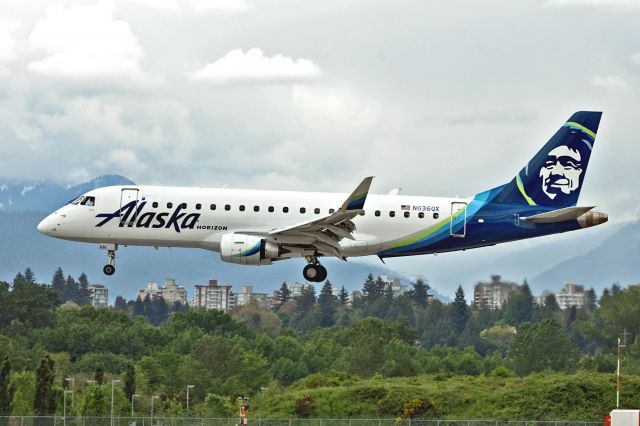 Embraer 175 (N636QX)