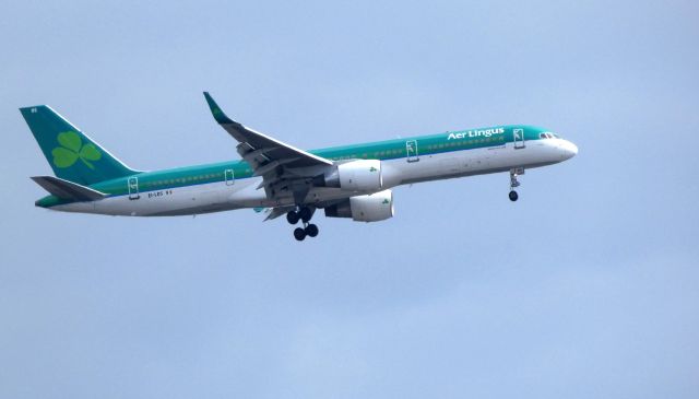 Boeing 757-200 (EI-LBS) - On final is this Aer Lingus Boeing 757-200 in the Summer of 2018.