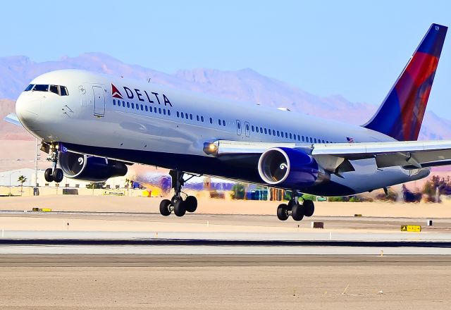 BOEING 767-300 — - photo Delta Air Lines Boeing 767-332 N129DL / 129 (cn 24079/209)  Las Vegas - McCarran International (LAS / KLAS) USA - Nevada, June 02, 2011 Photo: Tomás Del Coro