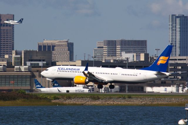 Boeing 737 MAX 9 (TF-ICA) - Icelandair B737 MAX 9 landing at BOS on 9/6/21 while a Cape Air Cessna 402 departs.