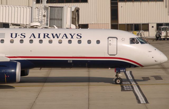 Embraer ERJ-190 (N957UW)