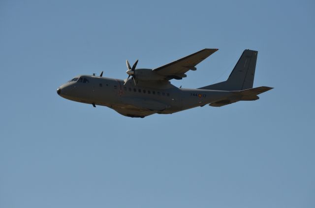 N74417 — - Un CN-235 de pasada sin tocar pista por el aeropuerto de Vigo (LEVX/VGO) el 19-04-2024