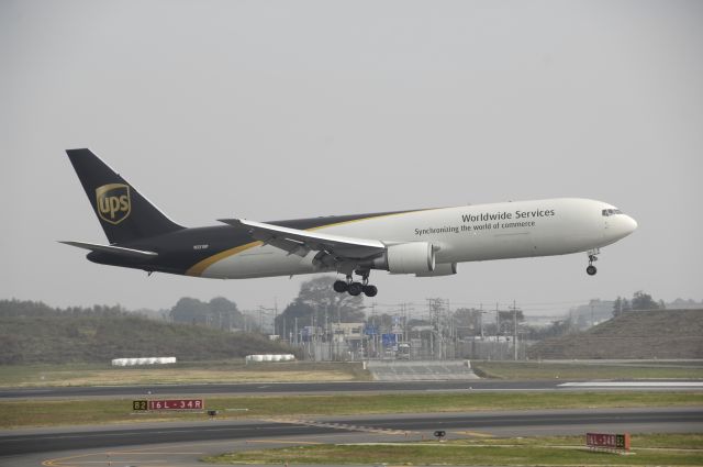 BOEING 767-300 (N331UP) - Landing at NRT Airport Runway 16L on 2011/11/3
