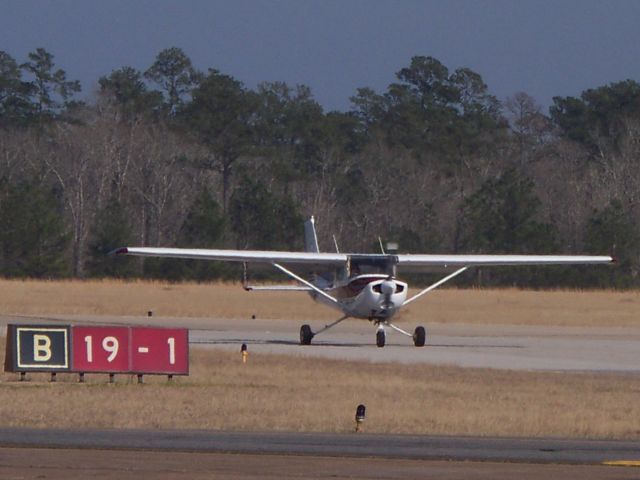 Cessna 152 (N757JC) - Taxiing on bravo to parking at Lone Star.