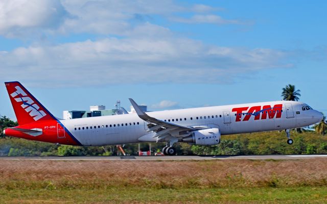 Airbus A321 (PT-XPH)