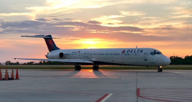 McDonnell Douglas MD-88 (N982DL) - Last flight out for the night.  Nothing beats an MD-88!