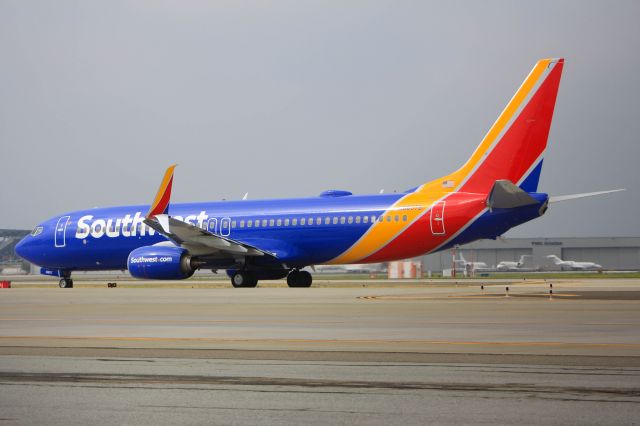Boeing 737-800 (N8657B)