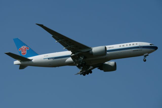 BOEING 777-200LR (B-2026)