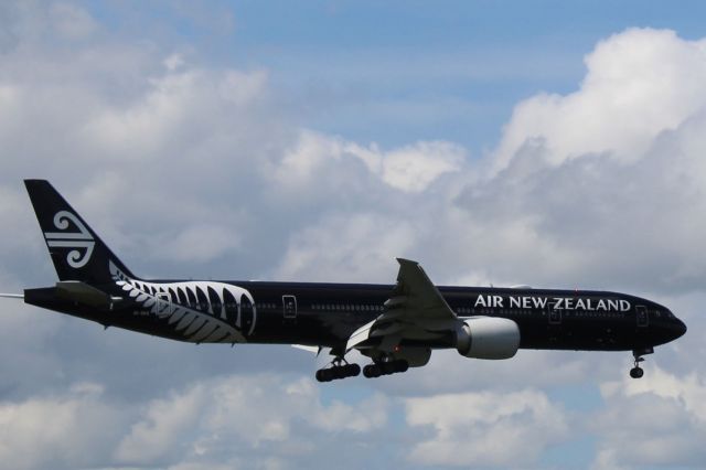 BOEING 777-300ER (ZK-OKQ) - Auckland Airport Scenic Lookout, ZK-OKQ as ANZ283 lands at Auckland Airport with a beacon shot.