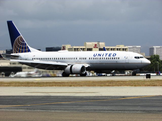 Boeing 737-800 (N24211) - Just landed on RWY 20R