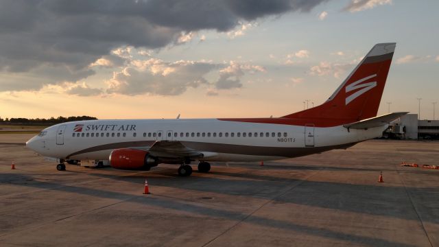 BOEING 737-400 (N801TJ)