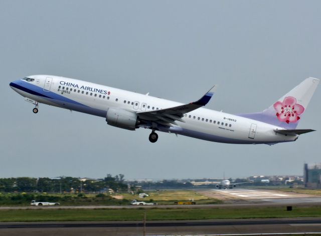Boeing 737-800 (B-18652)
