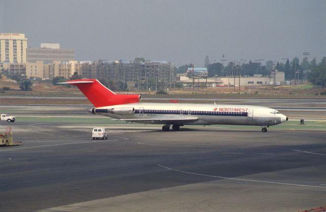 BOEING 727-200 (N296US) - Taxing at KLAX Intl Airport on 1989/08/29