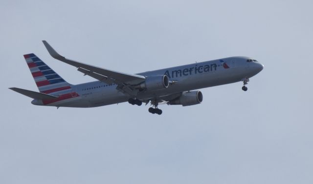 BOEING 767-300 (N395AN) - On final is this American Airlines Boeing 767-300 in the Autumn of 2018.