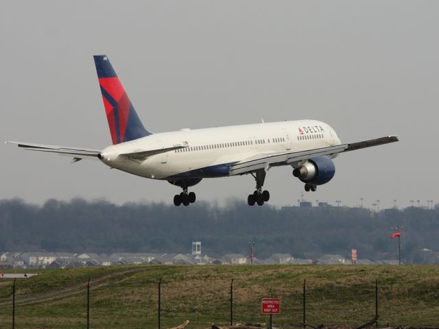 Boeing 757-200 (N695DL) - Arriving on runway 19 at KDCA in downtown Washington DC.