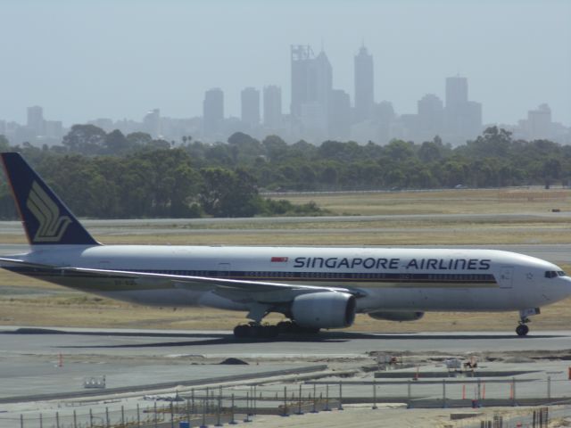 BOEING 777-300ER (9V-SQN)