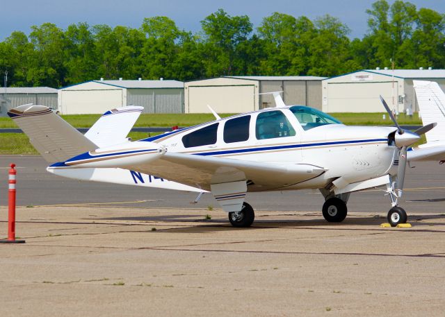 Beechcraft 35 Bonanza (N7462N) - 1968 Beech V35A at Downtown Shreveport.