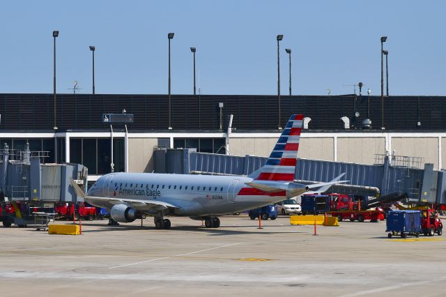 Embraer 175 (N251NN) - American Eagle Embraer ERJ-175LR N251NN in Chicago